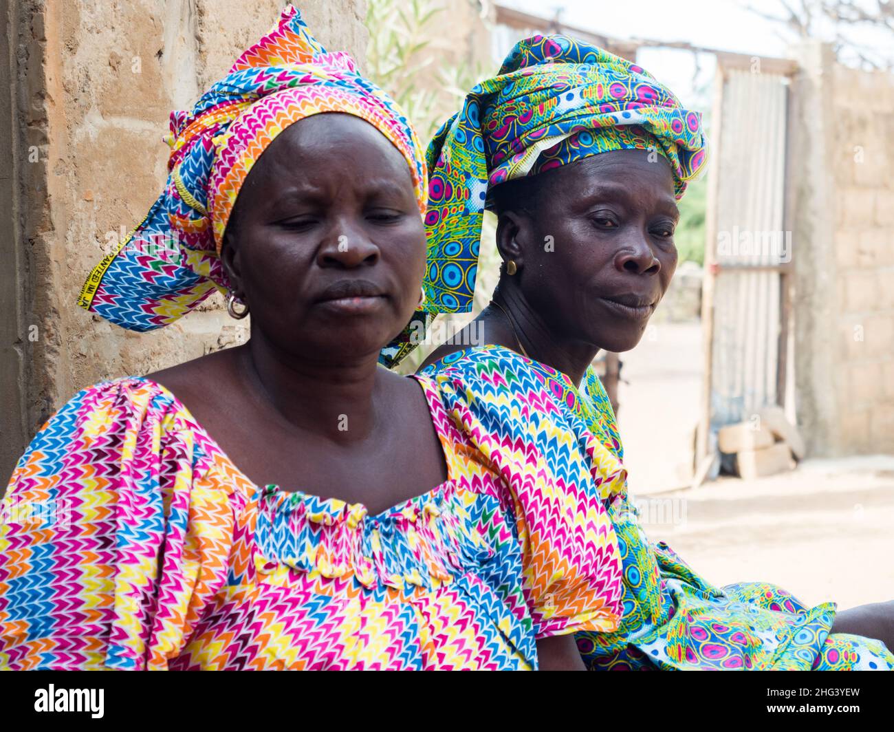 Sénégal, Afrique - Jan, 2019: Femmes sénégalaises dans un costume traditionnel appelé 'boubou' et une balançoire sur la tête Banque D'Images
