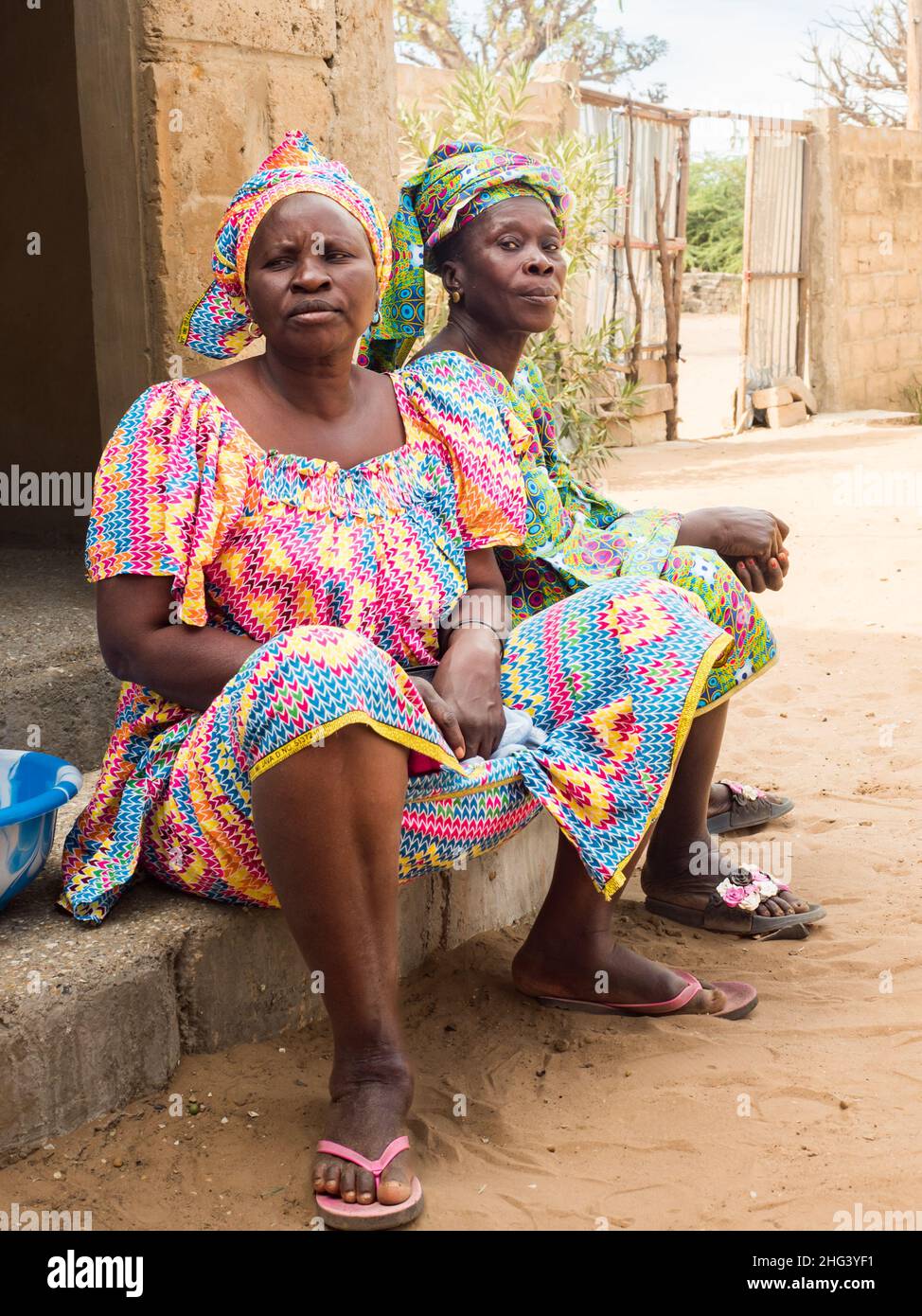 Sénégal, Afrique - Jan, 2019: Femmes sénégalaises dans un costume traditionnel appelé 'boubou' et une balançoire sur la tête Banque D'Images