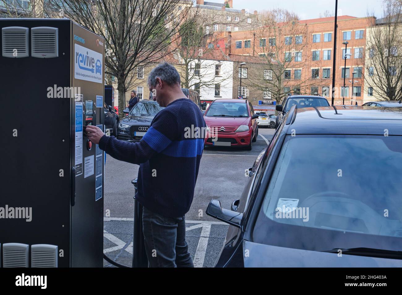 Le conducteur paie pour charger sa voiture à un point de recharge EV à bristol, en Angleterre Banque D'Images