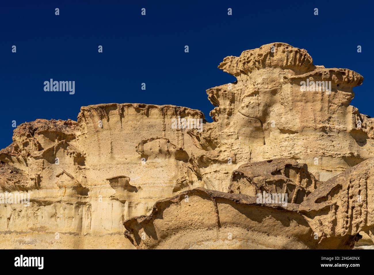 Vue sur les célèbres érosions de grès et les hoodoos de Bolnuevo sous un ciel bleu clair Banque D'Images