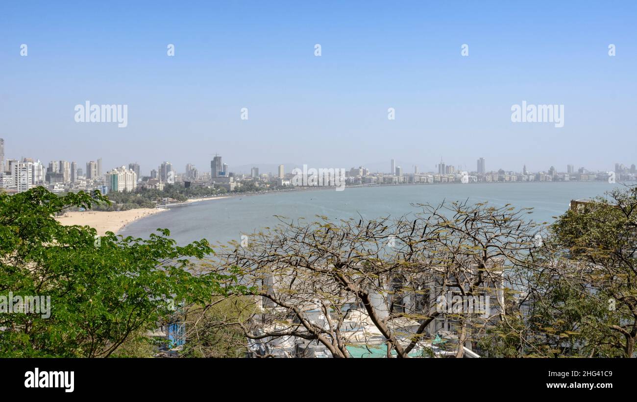 Vue sur Mumbai City Skyline et Chowpatty Beach depuis Kamala Nehru Park, Mumbai, Maharashtra, Inde, Asie du Sud Banque D'Images