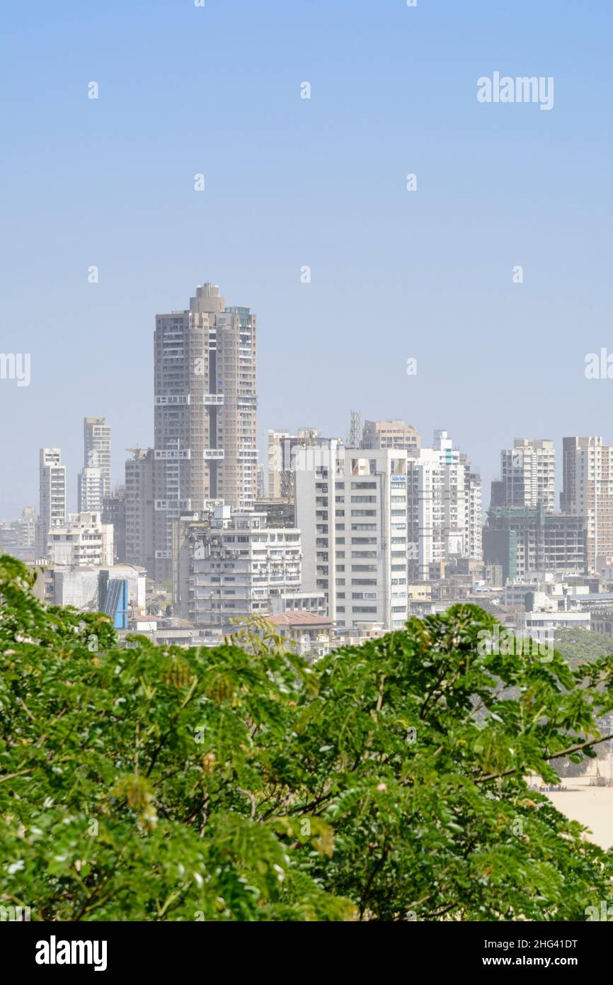 Vue sur Mumbai City Skyline et Chowpatty Beach depuis Kamala Nehru Park, Mumbai, Maharashtra, Inde, Asie du Sud Banque D'Images
