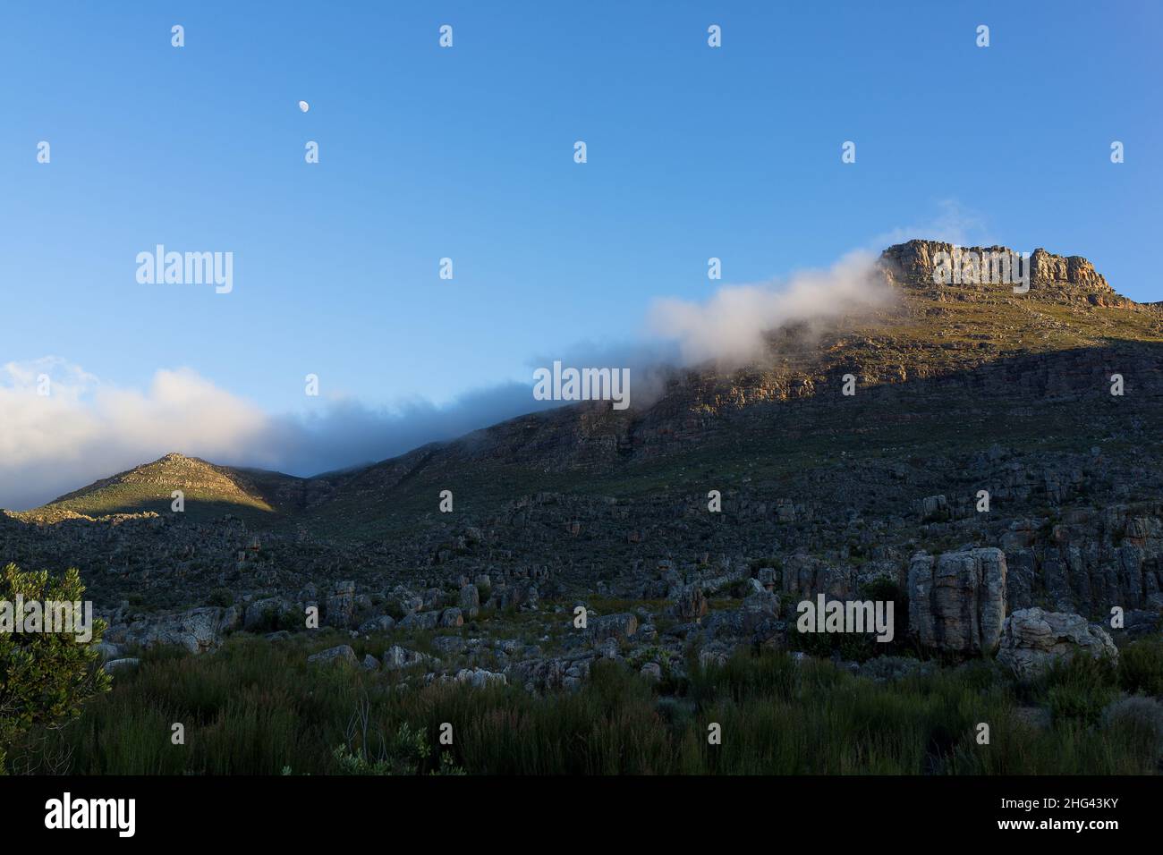 Nuages qui se balassent sur la montagne Banque D'Images