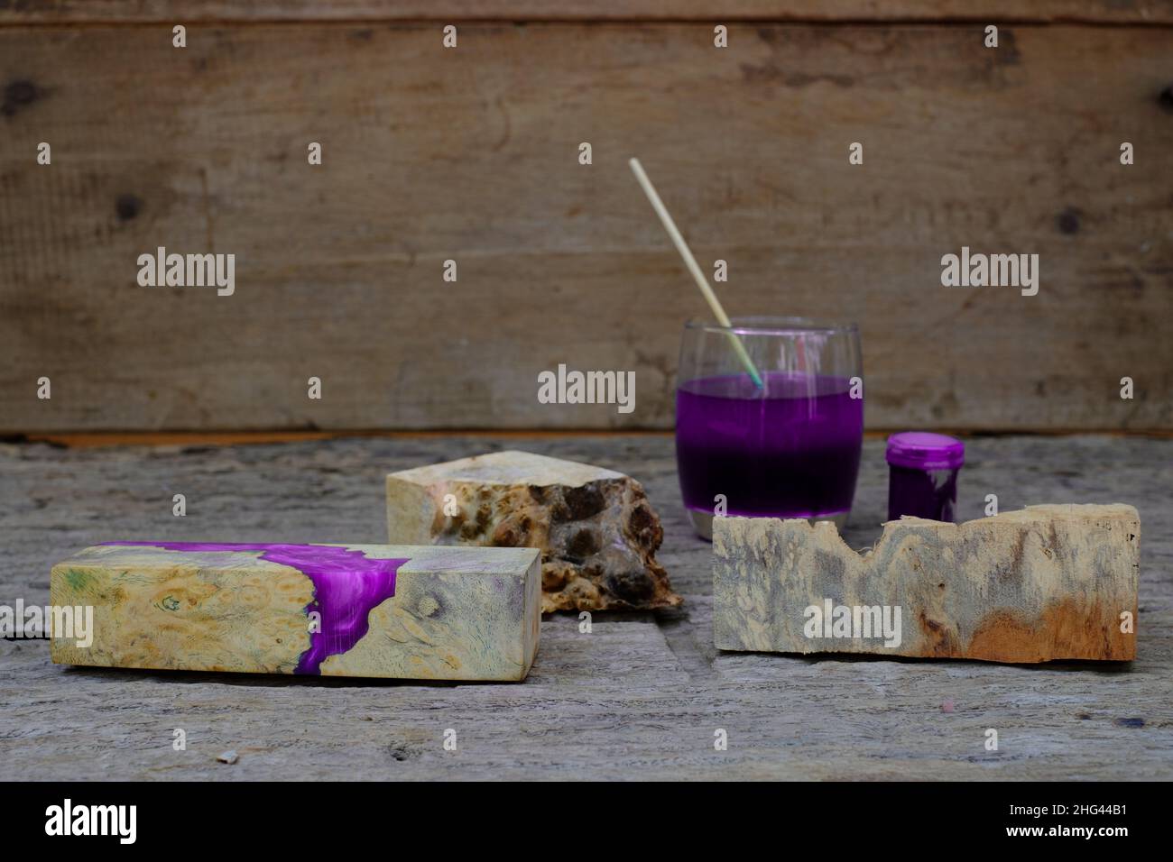 Copeaux de bois en bois bouteille de couleur et résine époxy pour le moulage du bois sur un fond de table en bois ancien Banque D'Images