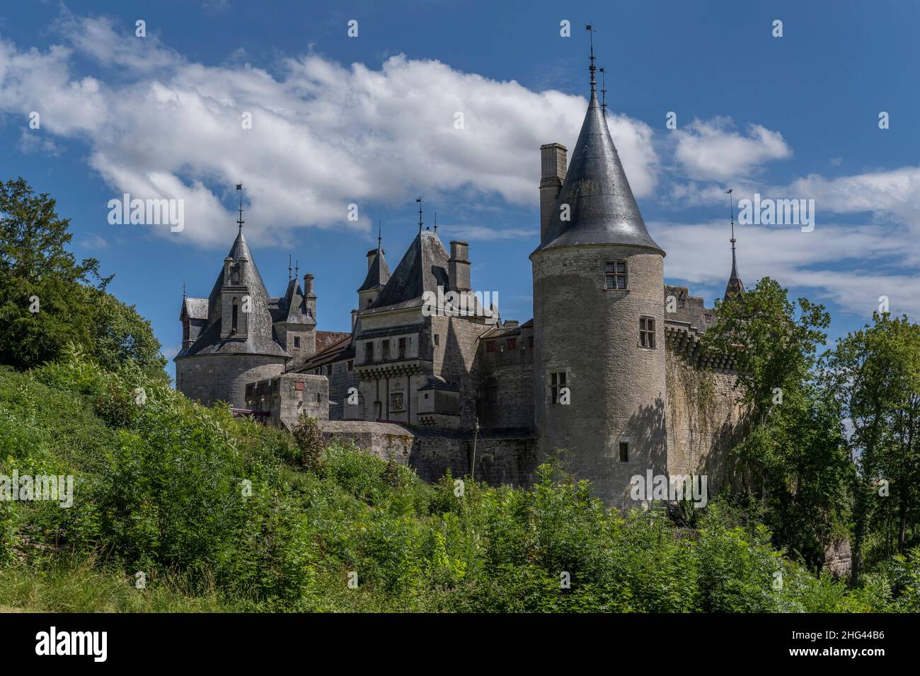 Château de la Rochepot dans le village de la Rochpot avec ses collines et sa nature, France. Banque D'Images