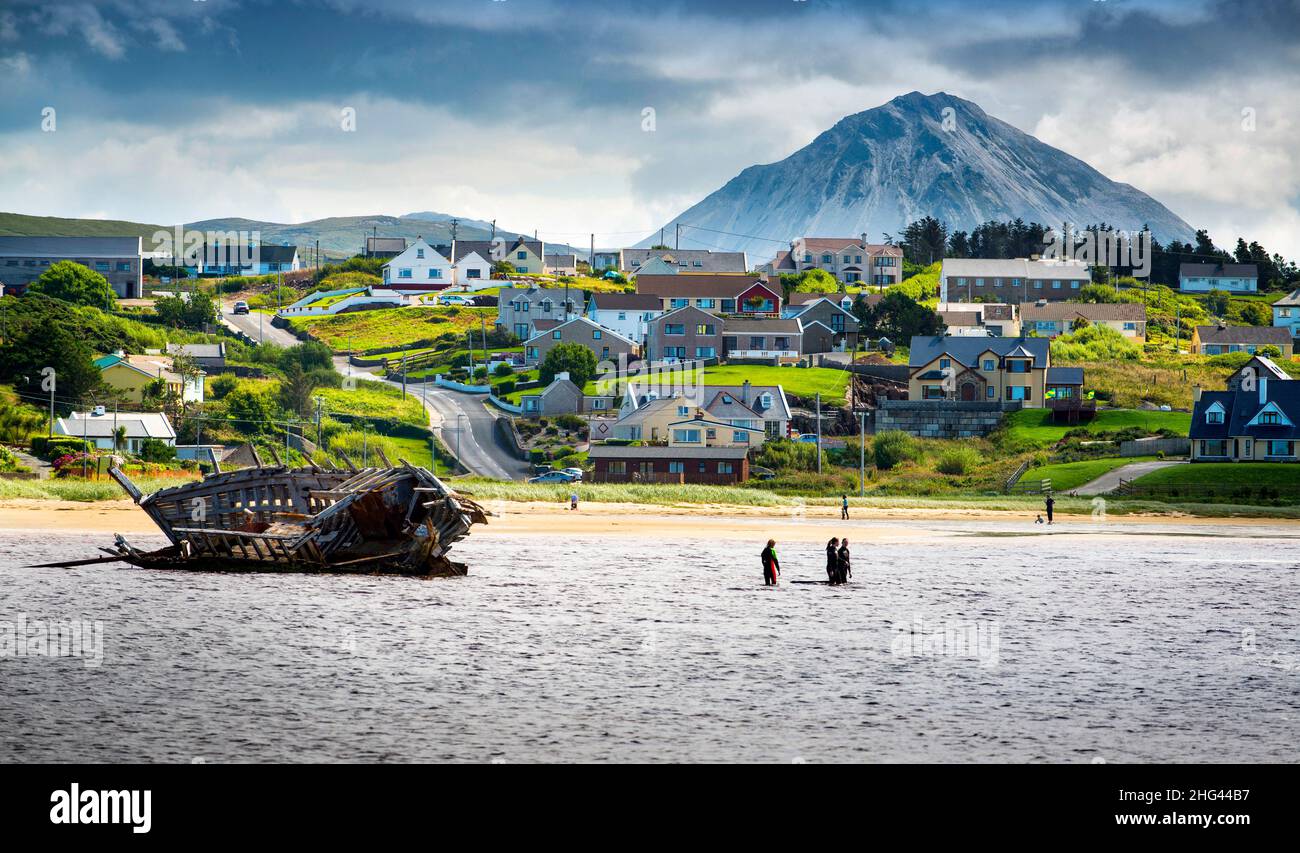 Errigal Mountain se dresse au-dessus de Bunbeg et de l'épave du bateau de Bad Eddie, comté de Donegal, Irlande Banque D'Images