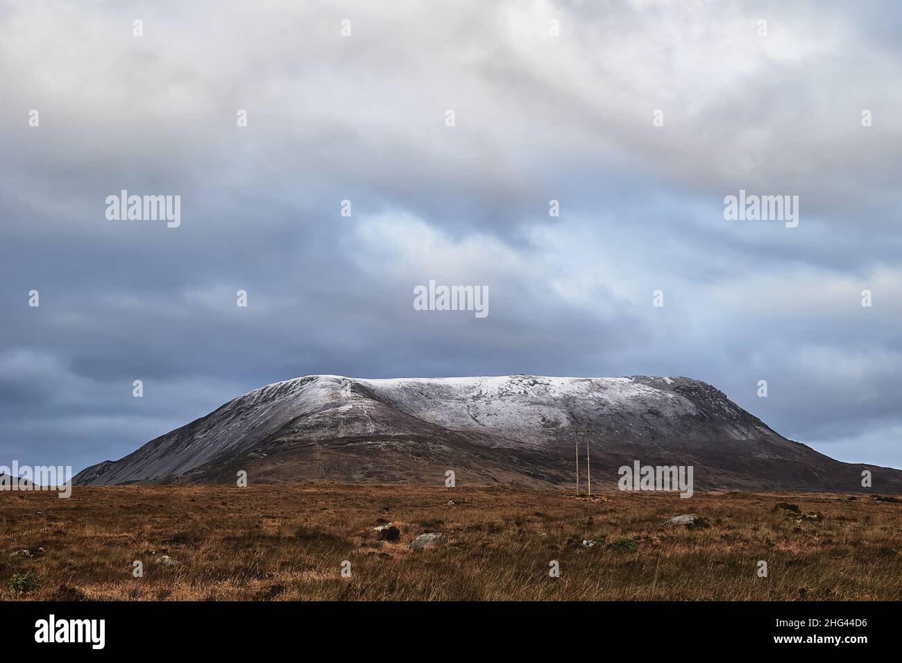 Montagne Errigal.Comté de Donegal. Pic de neige en hiver avec ciel nuageux et belles couleurs Banque D'Images