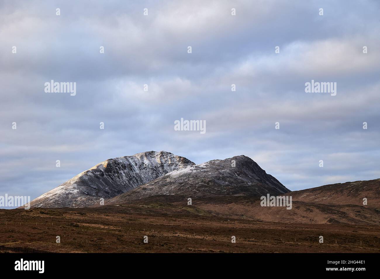 Montagne Errigal.Comté de Donegal. Pic de neige en hiver avec ciel nuageux et belles couleurs Banque D'Images