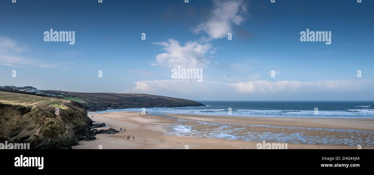 Vue panoramique sur la plage primée de Crantock à Newquay, en Cornouailles. Banque D'Images