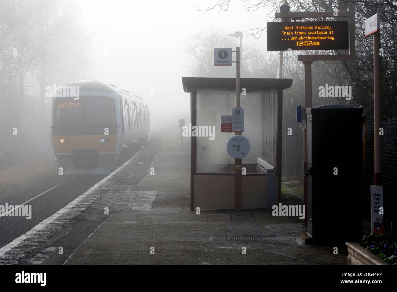 Un service de Chiltern Railways arrivant à la gare de Bearley en brouillard d'hiver, Warwickshire, Angleterre, Royaume-Uni Banque D'Images