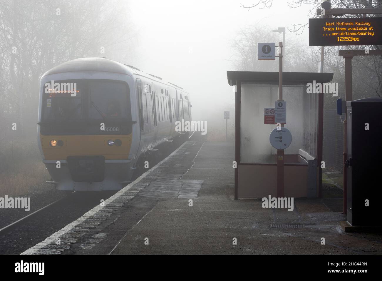 Un service Chiltern Railways à la gare de Bearley en brouillard d'hiver, Warwickshire, Angleterre, Royaume-Uni Banque D'Images