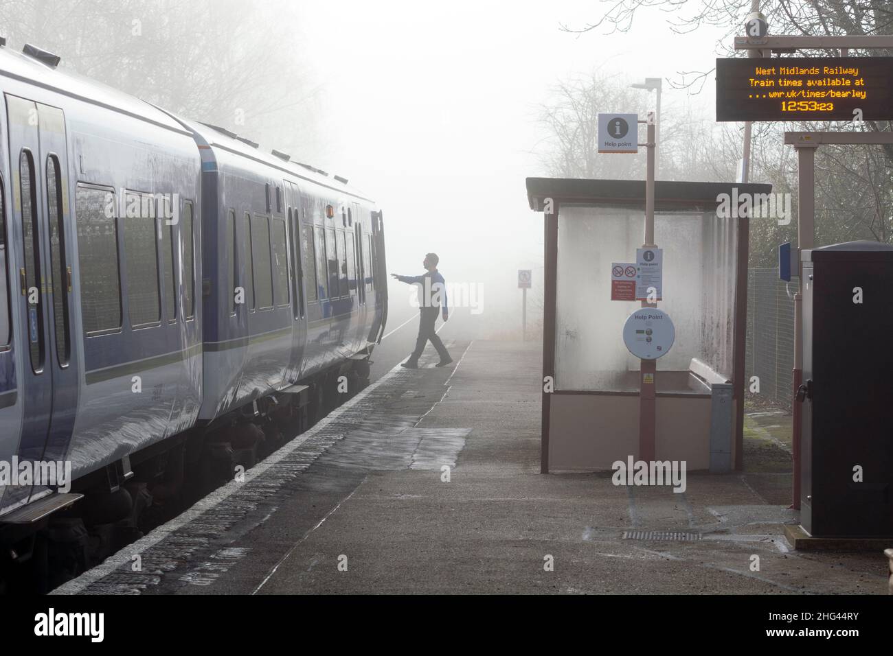 Un service Chiltern Railways à la gare de Bearley en brouillard d'hiver, Warwickshire, Angleterre, Royaume-Uni Banque D'Images