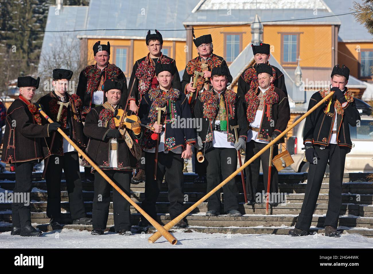 VERKHOVYNA, UKRAINE - 16 JANVIER 2022 - des musiciens sont photographiés lors du festival Hutsul Koliada 2022 à Verkhovyna, dans la région d'Ivano-Frankivsk, à l'ouest Banque D'Images