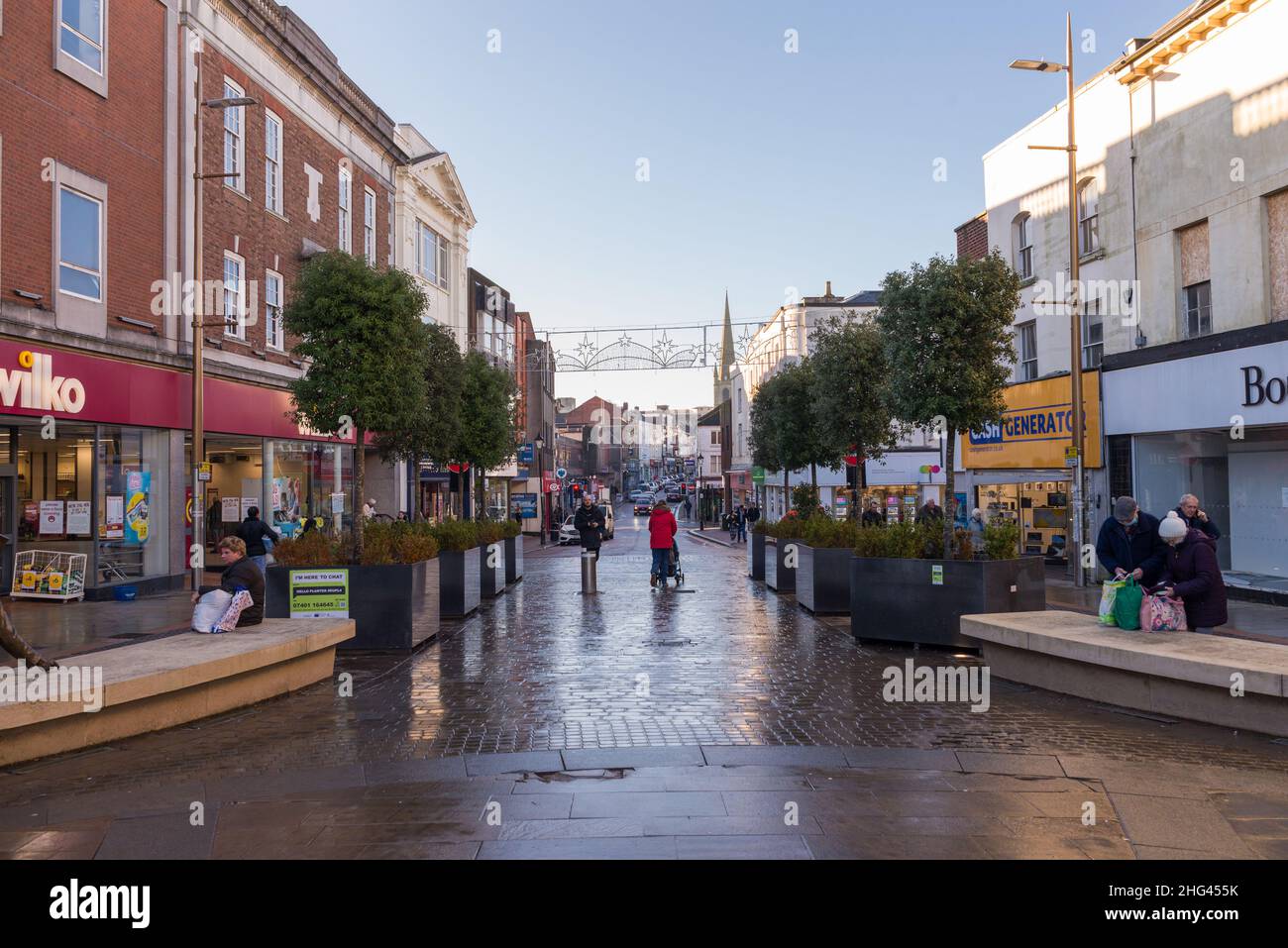 Les amateurs de shopping dans High Street dans le centre-ville de Dudley, West Midlands Banque D'Images
