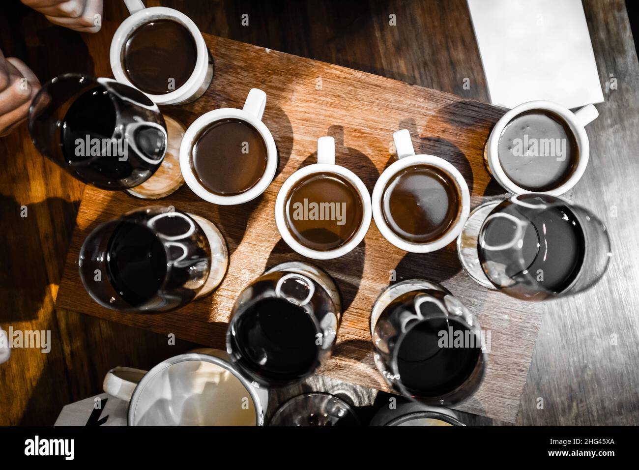 Amis partageant une tasse de chocolat chaud. Banque D'Images