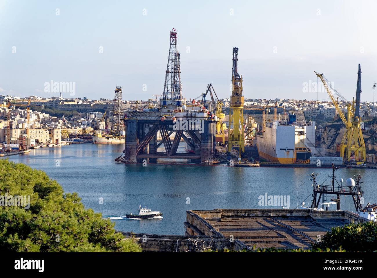 Activité industrielle et grues à quai French Creek, China Dock, il-Kortin, Grand Harbour, Valletta,Malte.Une grande plate-forme de forage dans le Grand Ha Banque D'Images