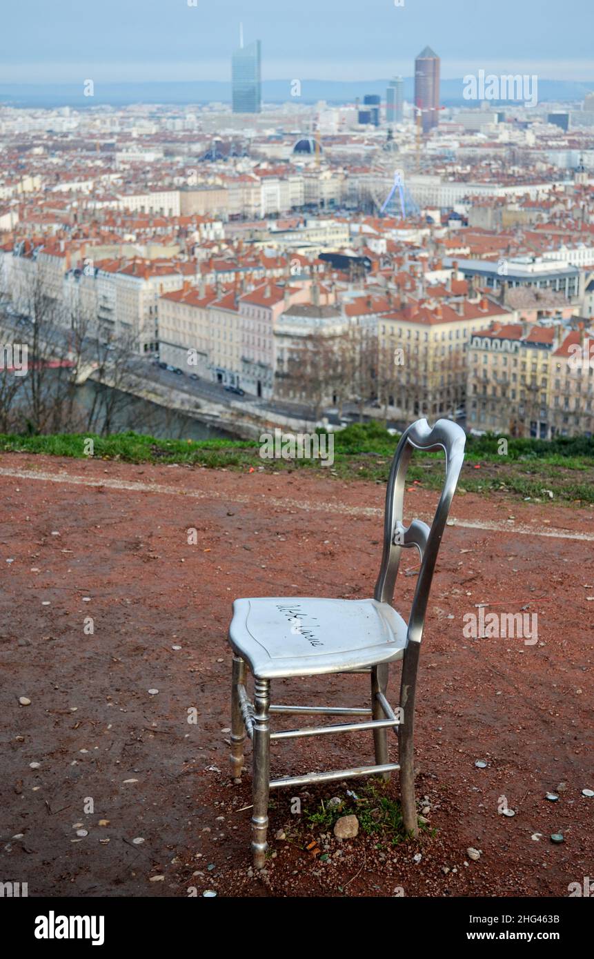 Jardin des curiosités, jardin avec chaises métalliques sur les hauteurs de Lyon, en France, avec vue sur la ville Banque D'Images