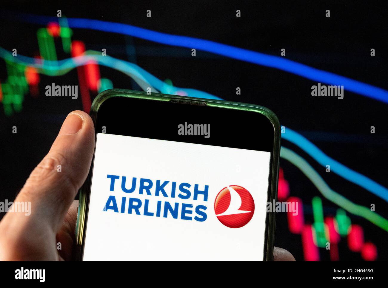 Chine.09th décembre 2021.Sur cette photo, le logo de la compagnie aérienne Turkish Airlines, porte-drapeau national de Turquie, est affiché sur un smartphone avec un graphique d'indice boursier économique en arrière-plan.(Photo de Budrul Chukrut/SOPA Images/Sipa USA) crédit: SIPA USA/Alay Live News Banque D'Images