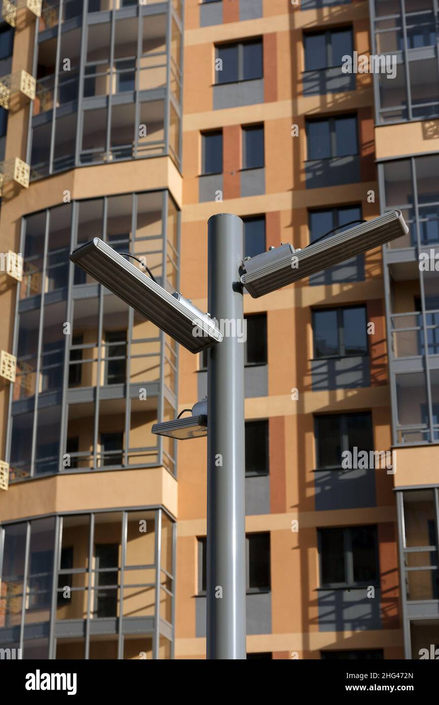 Éclairage LED dans la vie de la ville. Installation d'éclairage LED.Pilier avec projecteur de rue.Éclairage Banque D'Images