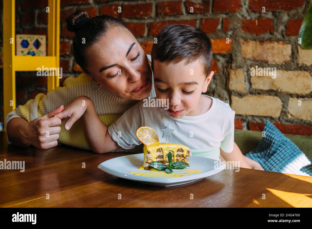 Maman et son fils s'amusent et célèbrent l'anniversaire des enfants. Banque D'Images