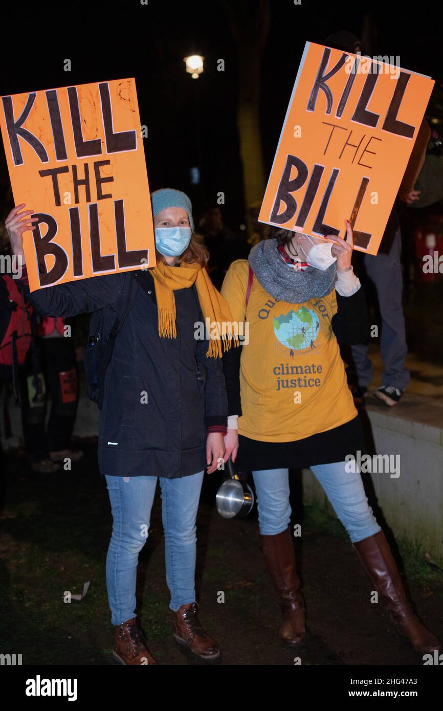 Londres, Angleterre, Royaume-Uni 17 janvier 2022 des centaines de manifestants de XR, BLM et Kill the Bill se réunissent à la Chambre des Lords avant de voter sur le projet de loi sur la police, le crime, la sentence et les tribunaux.Les manifestants tiennent des pancartes et des affiches exprimant leur opposition à la loi et cela pourrait avoir un impact sur le droit de manifester et d'implorer la Chambre des Lords de voter contre les amendements ajoutés par le gouvernement. Banque D'Images