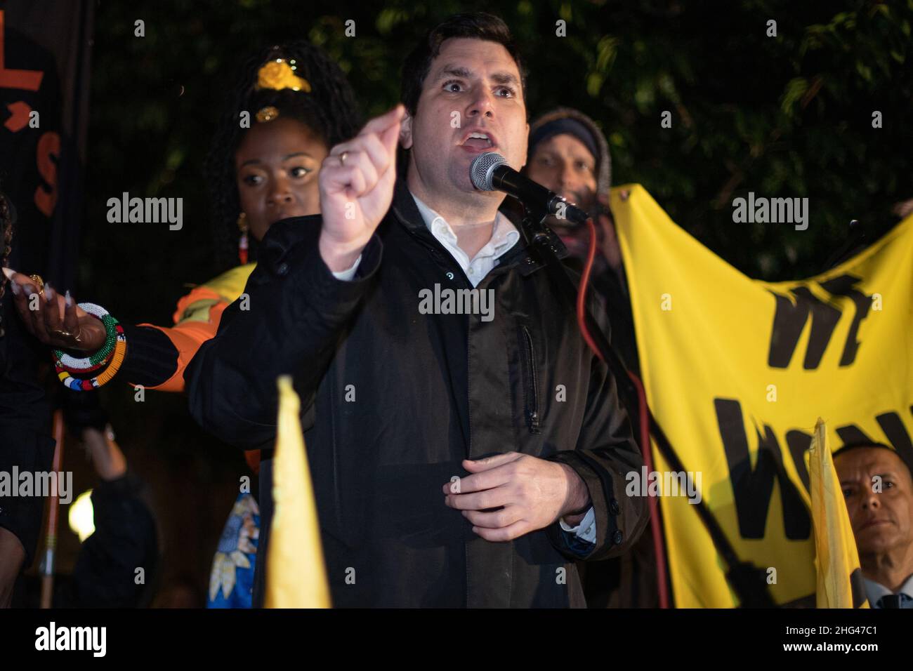 Londres, Angleterre, Royaume-Uni 17 janvier 2022 des centaines de manifestants de XR, BLM et Kill the Bill se réunissent à la Chambre des Lords avant de voter sur le projet de loi sur la police, le crime, la sentence et les tribunaux.Richard Burgon, député travailliste de Leeds-est, s'adresse à la foule Banque D'Images