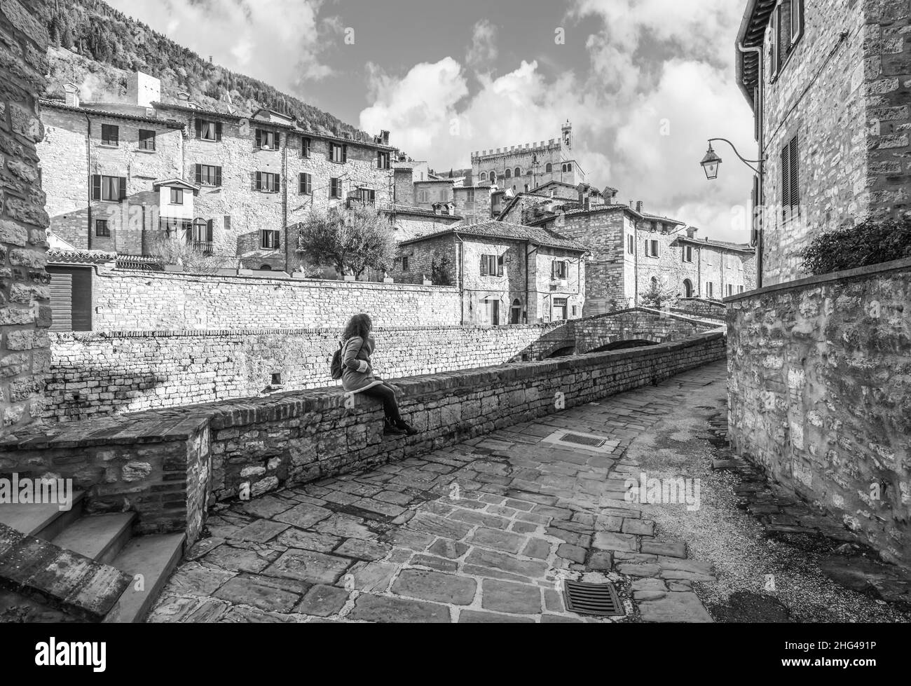Gubbio (Italie) - Une vue de la vieille ville de la région de l'Ombrie, pendant les vacances de Noël, avec le plus grand arbre de Noël dans le monde et la scène de la nativité statues Banque D'Images