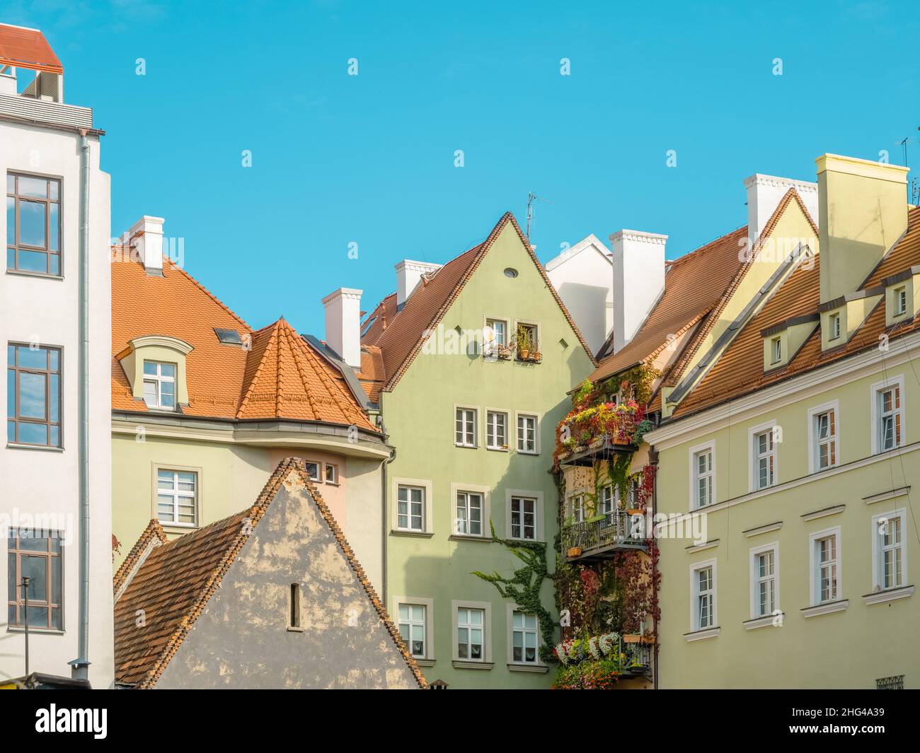 Vieilles façades colorées de maisons avec balcons confortables et méchants de lierre dans la ville médiévale européenne.Maisons confortables aux couleurs pastel avec toits carrelés à Wroclaw, po Banque D'Images