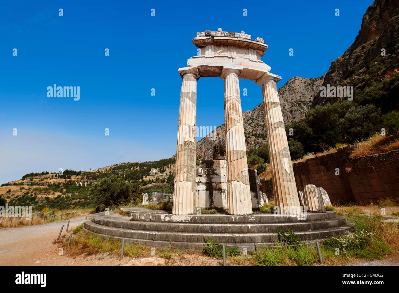 La Tholos Delphi circulaire temple avec des colonnes doriques, 380 BC, sanctuaire d'Athéna Pronaia, Site archéologique de Delphes, Grèce Banque D'Images