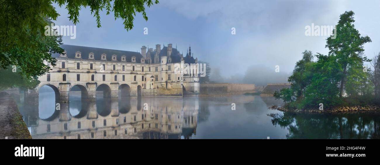 Le château Renaissance de Chenonceau enjambant le cher, Indre-et-Loire, construit en 1514-1522.Le pont au-dessus de la rivière a été construit (1556-1559) à Banque D'Images