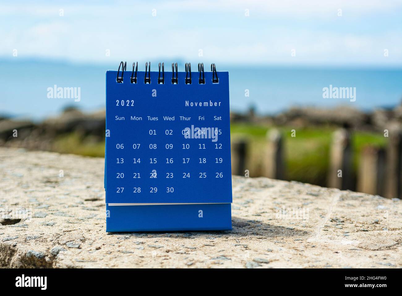 Calendrier bleu de novembre 2022 sur fond flou de bleu océan.Concept du nouvel an 2022 Banque D'Images