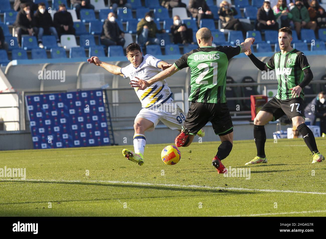 Reggio Emilia (RE), Italia, 16 Gennaio 2022, Mapei Stadium - Citta del Tricolor, 22Â° giornata Campionato Serie A Tim 2021/2022, incontro tra le escadron del Sassuolo Calcio e dell'Hellas Verona, nella foto: Contrato 99 Giovanni Simeone, 21 Vlad Chiriches Banque D'Images