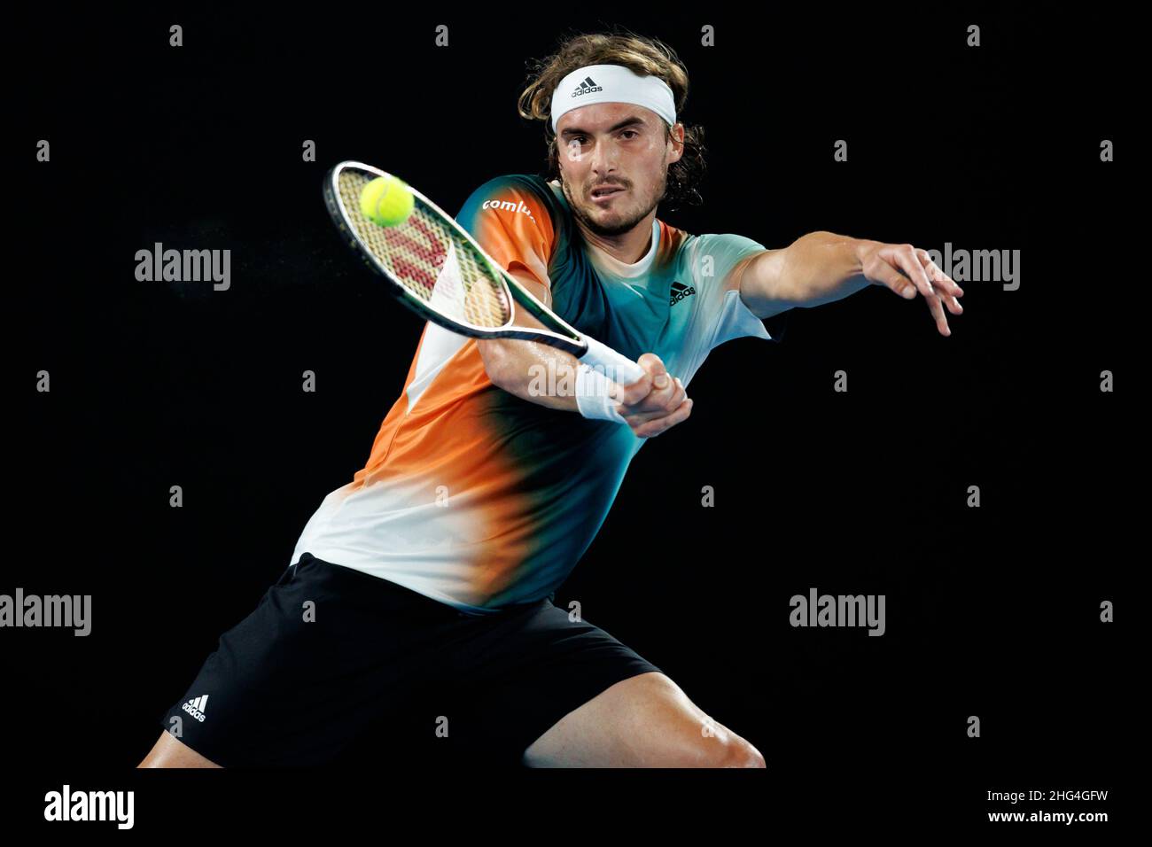 Melbourne, Australie.18th janvier 2022.STEFANOS TSITSIPAS (GRE) en action le jour 2 à l'Open d'Australie 2022 le mardi 2022 janvier, Melbourne Park crédit: Corleve/Alay Live News Banque D'Images