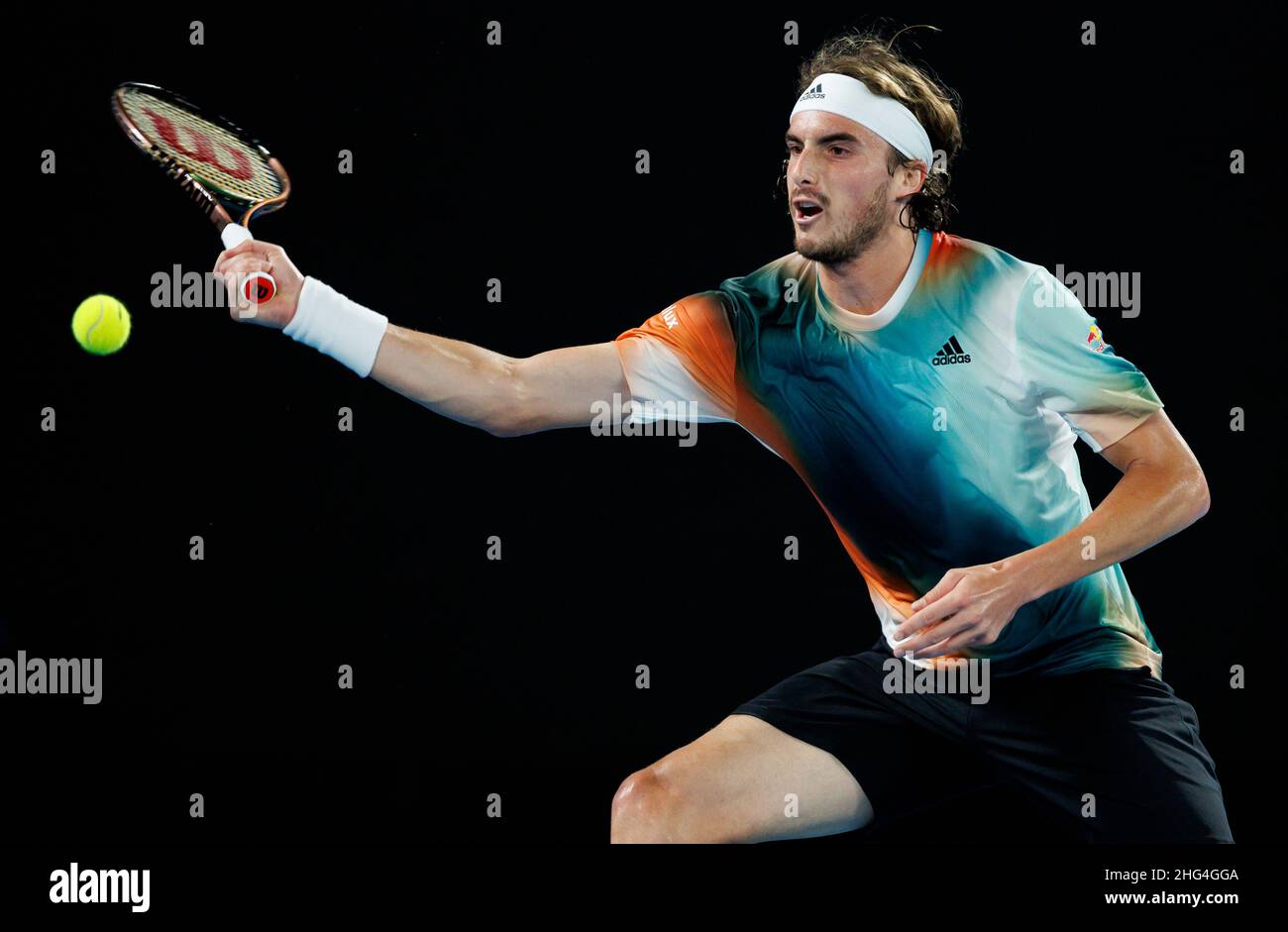 Melbourne, Australie.18th janvier 2022.STEFANOS TSITSIPAS (GRE) en action le jour 2 à l'Open d'Australie 2022 le mardi 2022 janvier, Melbourne Park crédit: Corleve/Alay Live News Banque D'Images