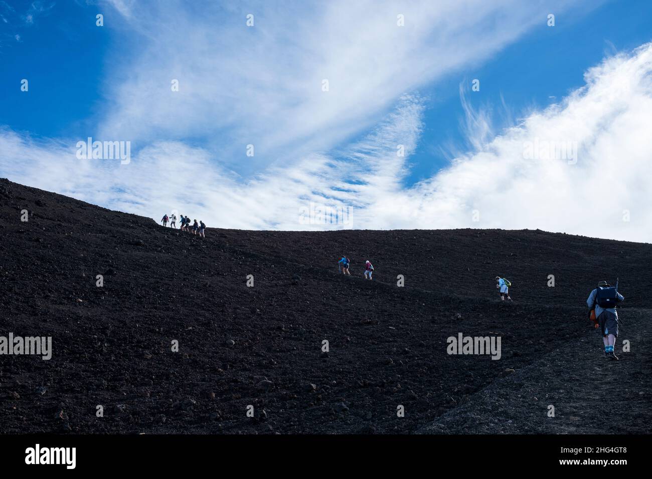 Groupe de randonneurs sur un sentier dans le paysage volcanique du parc national de Las Cañadas del Teide, Tenerife, Iles Canaries, Espagne Banque D'Images