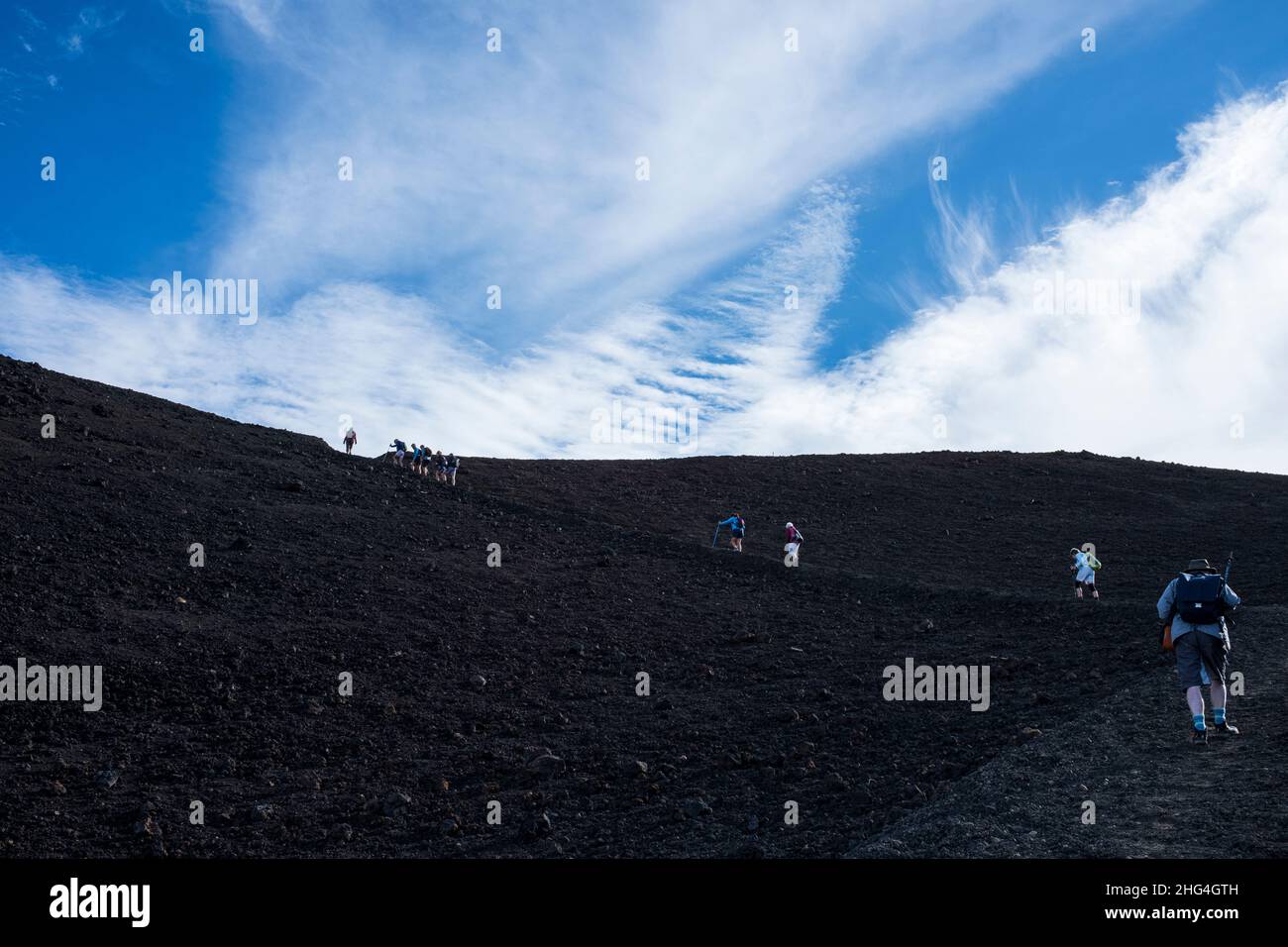 Groupe de randonneurs sur un sentier dans le paysage volcanique du parc national de Las Cañadas del Teide, Tenerife, Iles Canaries, Espagne Banque D'Images