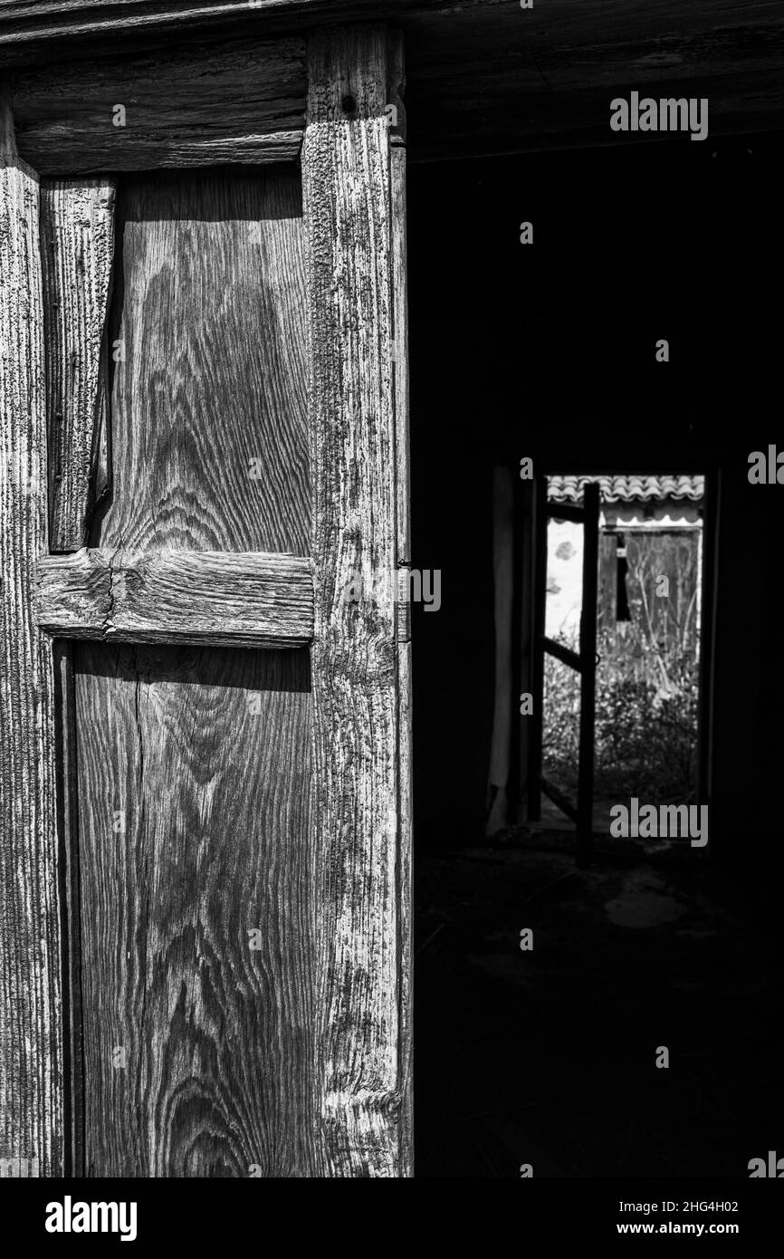 Vue à travers une fenêtre en bois à une fenêtre ouverte au-delà et un ancien bâtiment de ferme abandonné à San Miguel de Abona, Tenerife, îles Canaries, Espagne Banque D'Images