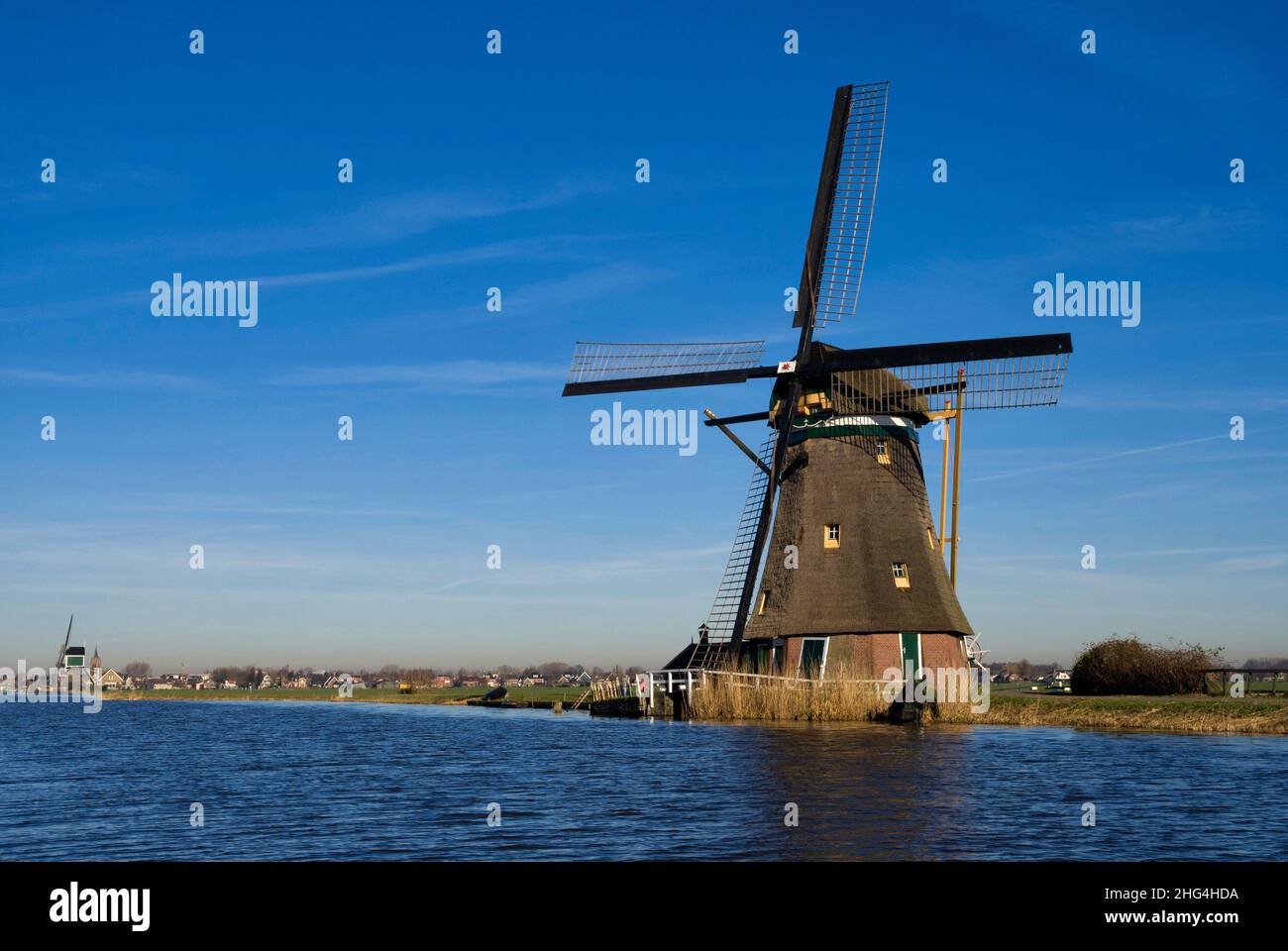 Moulin l'Achtkante Molen le long d'un canal près de Groot-Ammers Banque D'Images