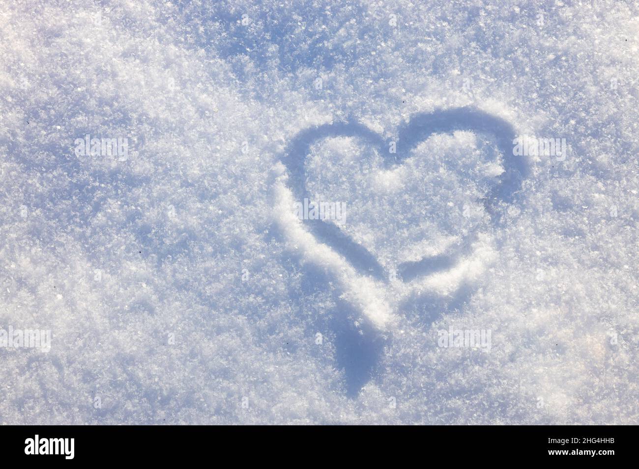 Coeur fait dans la neige.Arrière-gorund abstrait pour l'hiver.Le concept d'amour de l'hiver.Photo de haute qualité Banque D'Images