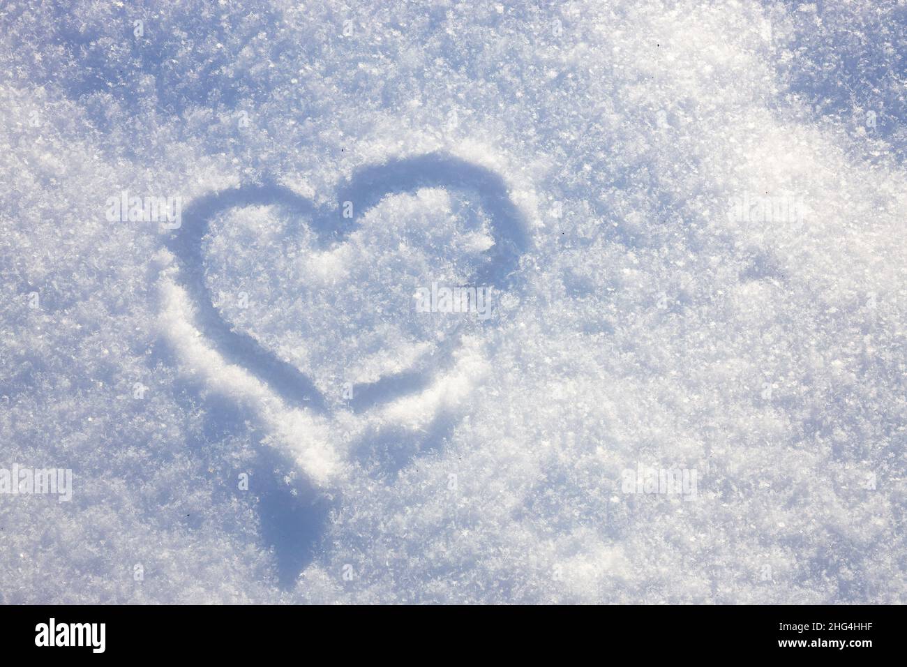 Coeur fait dans la neige.Arrière-gorund abstrait pour l'hiver.Le concept d'amour de l'hiver.Photo de haute qualité Banque D'Images