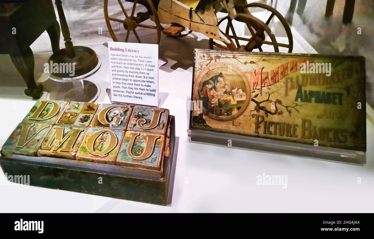 Rochester, New York, Etats-Unis.16 décembre 2021.Mammoth a illuminé Alphabet & Picture Blocks, vers 1890, exposé au Strong National Museum of PL Banque D'Images