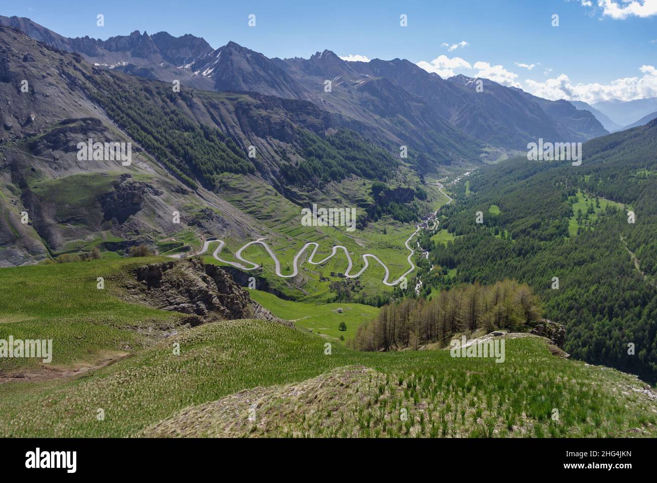 Route sinueuse à travers le col de Larche ou le col de Maddalena, vallée de Stura di Demonte Route sinueuse à travers le col de Larche ou le col de Maddalena, vallée de Stura di Demonte