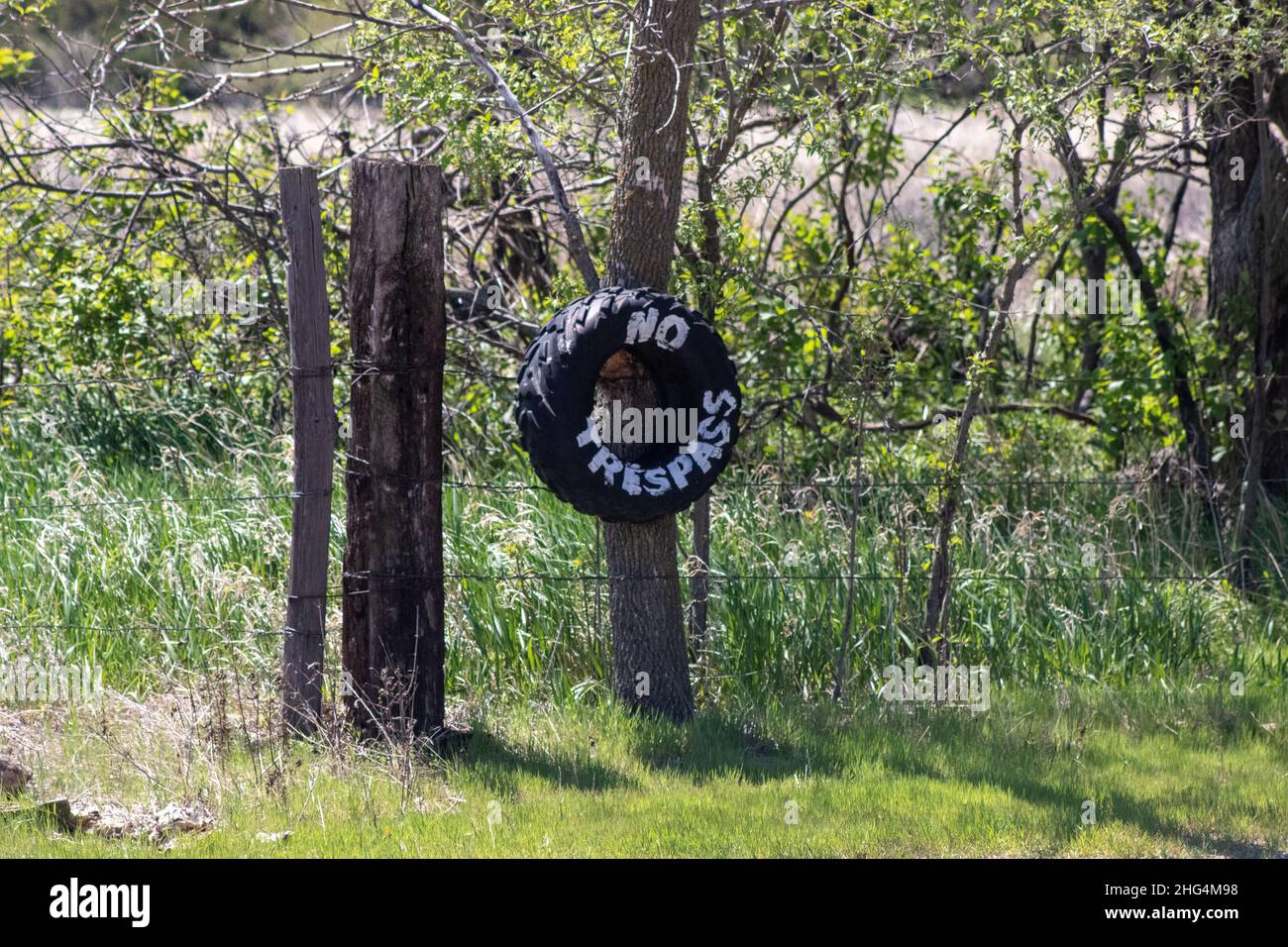 Pas d'affiche d'intrusion de pneu sur la clôture en barbelés .Photo de haute qualité Banque D'Images