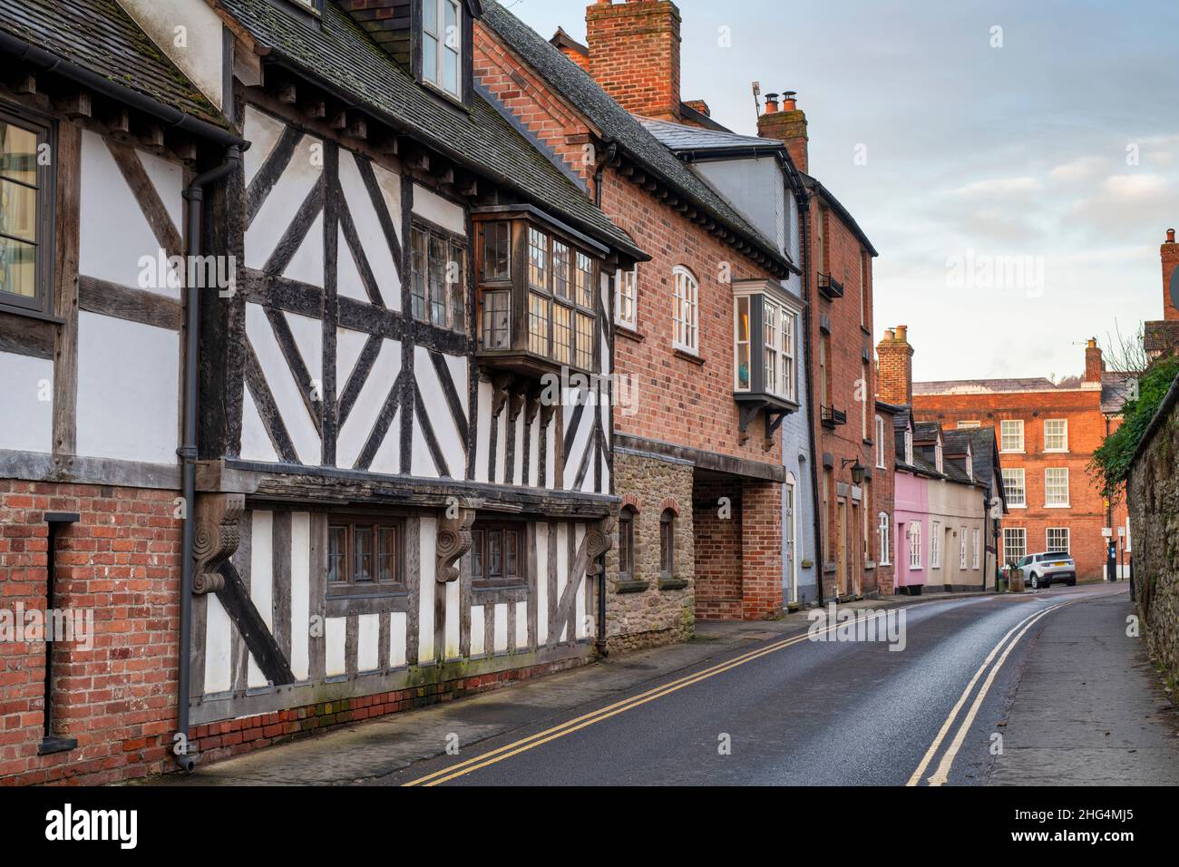 Maison en bois encadrée sur la voie du clocher en début de matinée.Ludlow, Shropshire, Angleterre Banque D'Images