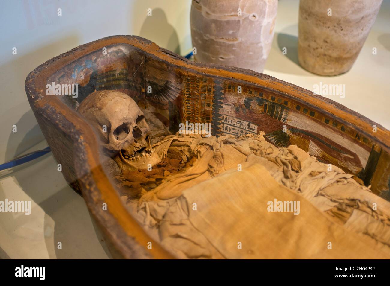 Momie égyptienne au Musée d'archéologie d'Istanbul.Ancienne tête de squelette avec l'ancien corps humain momifié. Banque D'Images