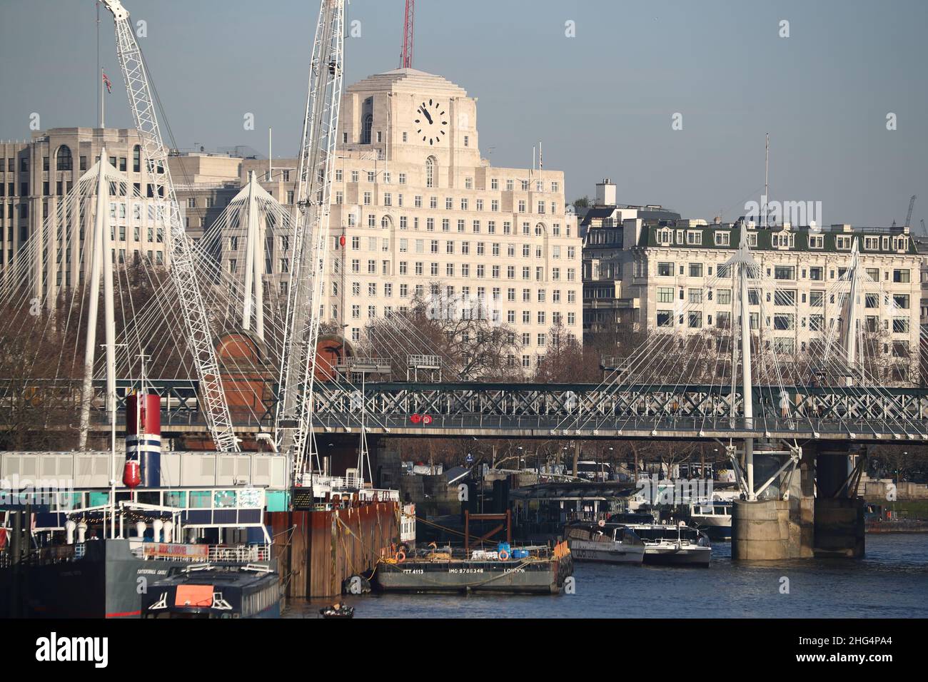The Savoy Hotel vue depuis le pont de Westminster, Londres, Royaume-Uni Banque D'Images