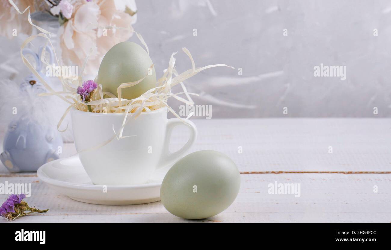 Arrière-plan de Pâques.Œufs de pâques heureux sur le nid.Œufs de Pâques.Bonne carte de Pâques.Œufs de Pâques multicolores.Copier l'espace Banque D'Images