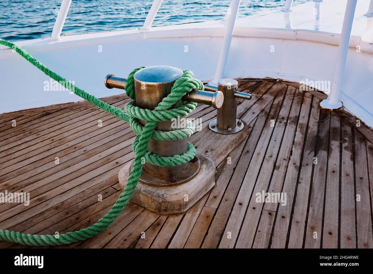 Détail bateau de plaisance avec cordes et autres équipements. Banque D'Images