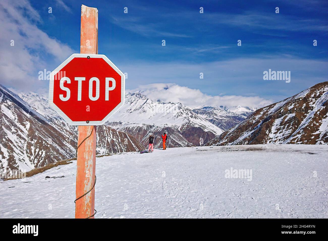 Panneau stop.Panneau d'avalanche devant les montagnes enneigées  d'hiver.Panneau de danger sur la station de ski d'hiver Photo Stock - Alamy