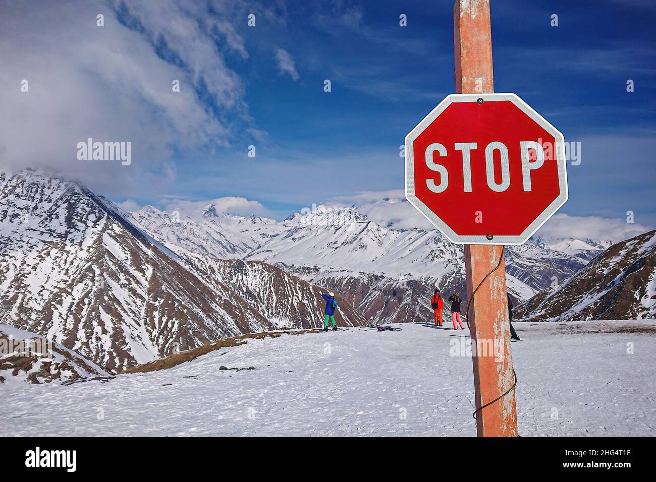 Panneau stop.Panneau d'avalanche devant les montagnes enneigées d'hiver.Panneau de danger sur la station de ski d'hiver Banque D'Images